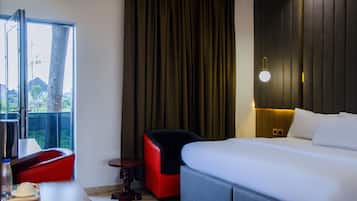Escritorio, wifi gratis y ropa de cama