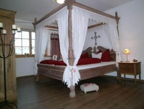 3 chambres, coffres-forts dans les chambres, fer et planche à repasser