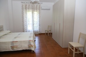 2 chambres, bureau, fer et planche à repasser, draps fournis