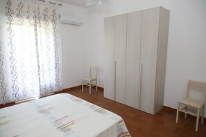 2 chambres, bureau, fer et planche à repasser, draps fournis