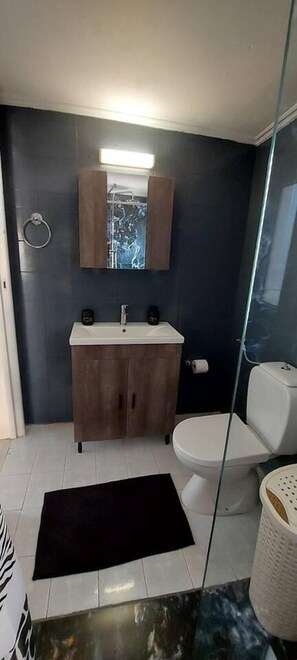 Huis | Badkamer | Een douche, handdoeken