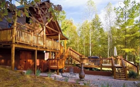 Property grounds. Cozy Cabin Hidden in Amish Country