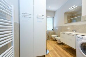 Een douche, een haardroger, handdoeken, shampoo