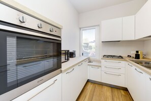 Kühlschrank, Mikrowelle, Ofen, Geschirrspüler