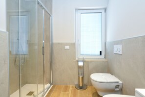 Een douche, een haardroger, handdoeken, shampoo