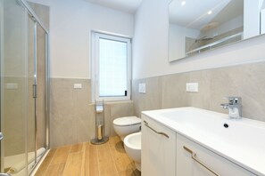 Shower, hair dryer, towels, shampoo