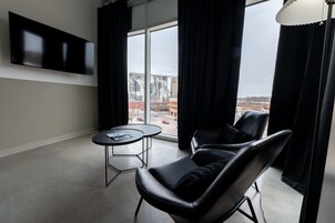 套房, 1 张特大床 | 埃及棉床单、高档床上用品、羽绒被、Select Comfort 床