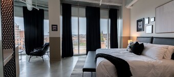 โรงแรม Arch และ Cable