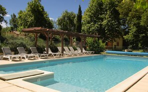 Outdoor pool, a heated pool - Three gîtes set in a large estate, around a swimming pool heated to 27°. (Beaumont de Lomagne)
