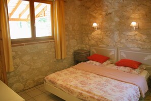 3 chambres, fer et planche à repasser, accès au Wi-Fi (inclus)