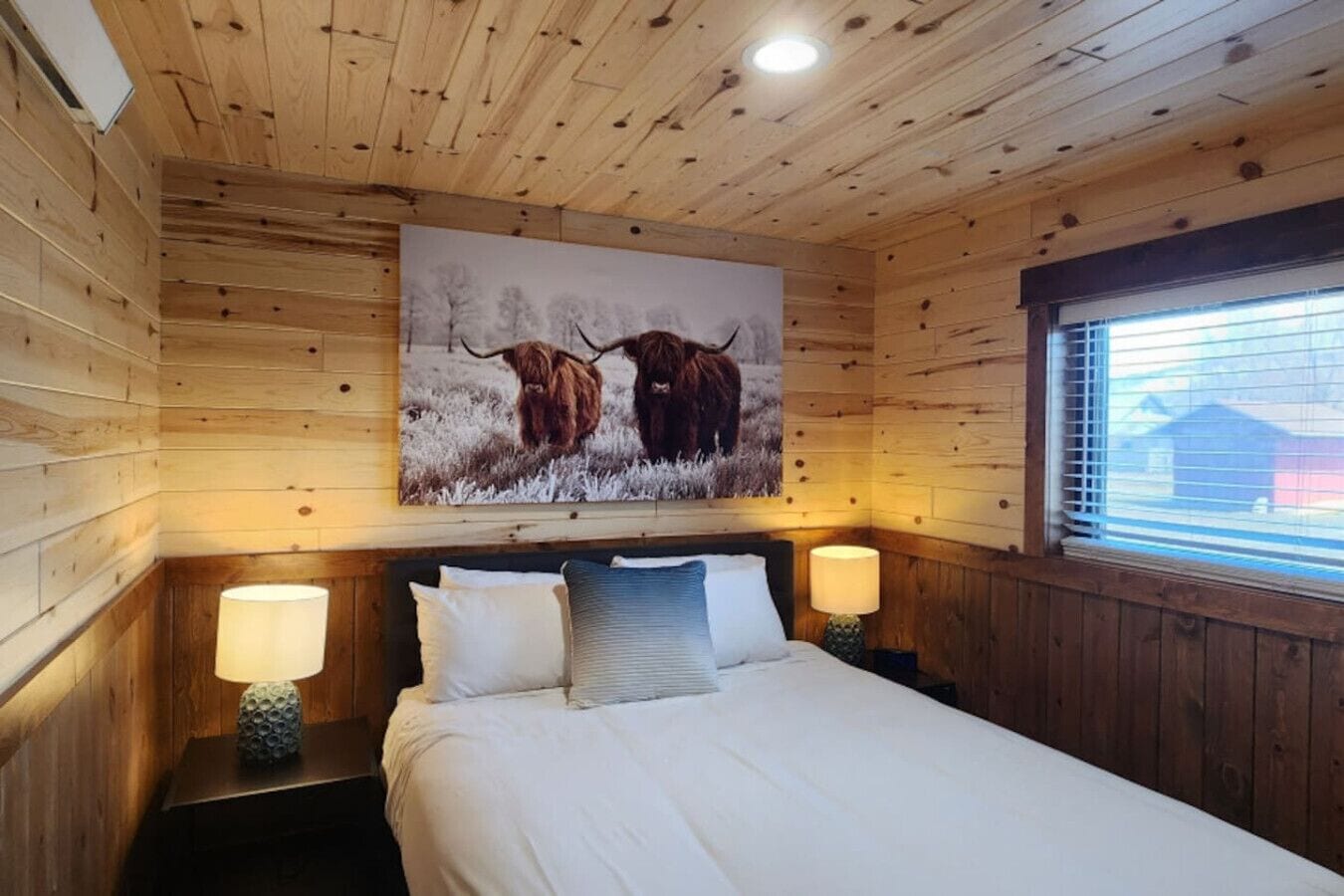 Travel crib, free WiFi, bed sheets