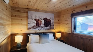 Travel crib, free WiFi, bed sheets