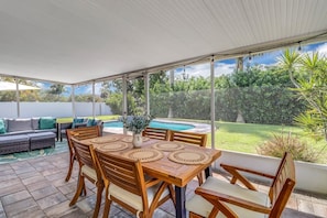 Outdoor dining - Pool Home Near Downtown, 5th Ave, Beaches and Pier (Naples)