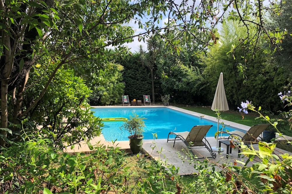 Gîte "hut" within a property (swimming pool, petanque) close to Pézenas.