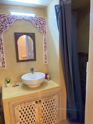 Shower, towels - Riad de Caractère Proche de la Koutoubia (Marrakech)
