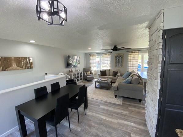 Smart TV, table football - Lots of Space! Central to St Charles and STL. Newly Remodeled. Large Backyard! (Maryland Heights)