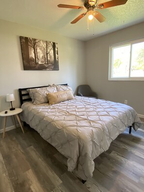 5 bedrooms, iron/ironing board, free WiFi, bed sheets - Lots of Space! Central to St Charles and STL. Newly Remodeled. Large Backyard! (Maryland Heights)