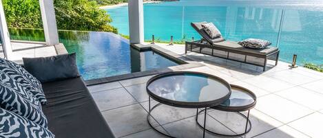 Piscine à débordement, chaises longues