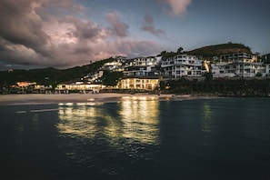 Na praia, espreguiçadeiras 