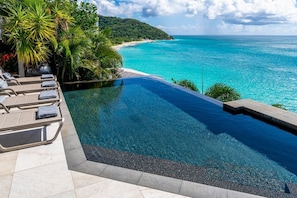 Piscine à débordement, chaises longues