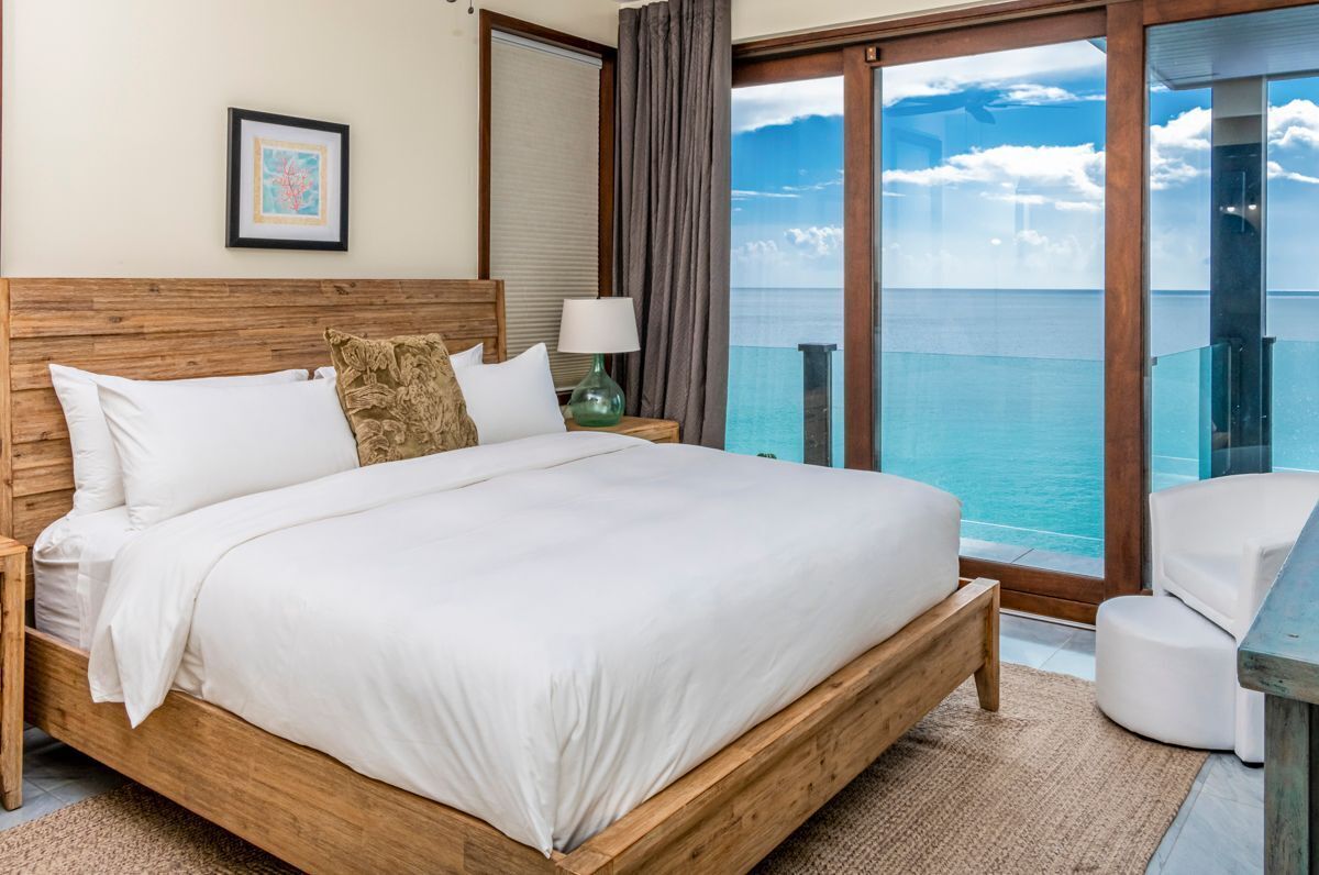 4 bedrooms, iron/ironing board, internet, bed sheets