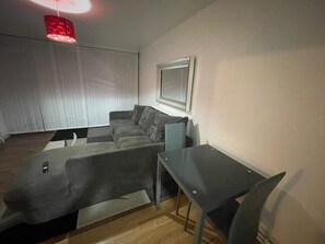 Apartment, Multiple Beds | Interior - New! Xtra Large 4 Bedroom Up to 14 Guests (London)