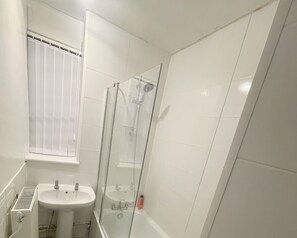 Apartamento, varias camas | Baño | Ducha y toallas