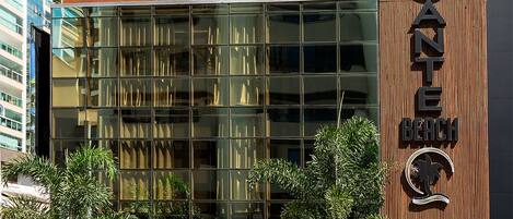 Vista frontal de la propiedad