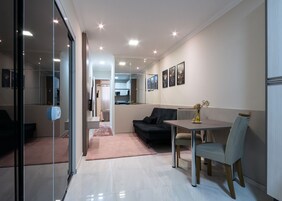 Habitación cuádruple Deluxe | Salón ejecutivo