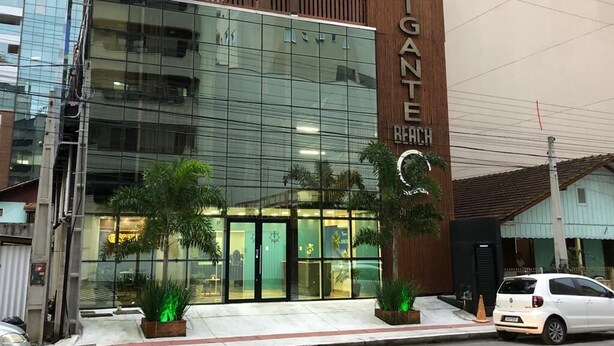 A modern building with a large sign reading "GIGANTE BEACH". - Hotel Gigante Beach Itapema (Itapema)