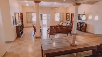 Smart TV 55-inci dengan saluran TV satelit, TV, dan buku