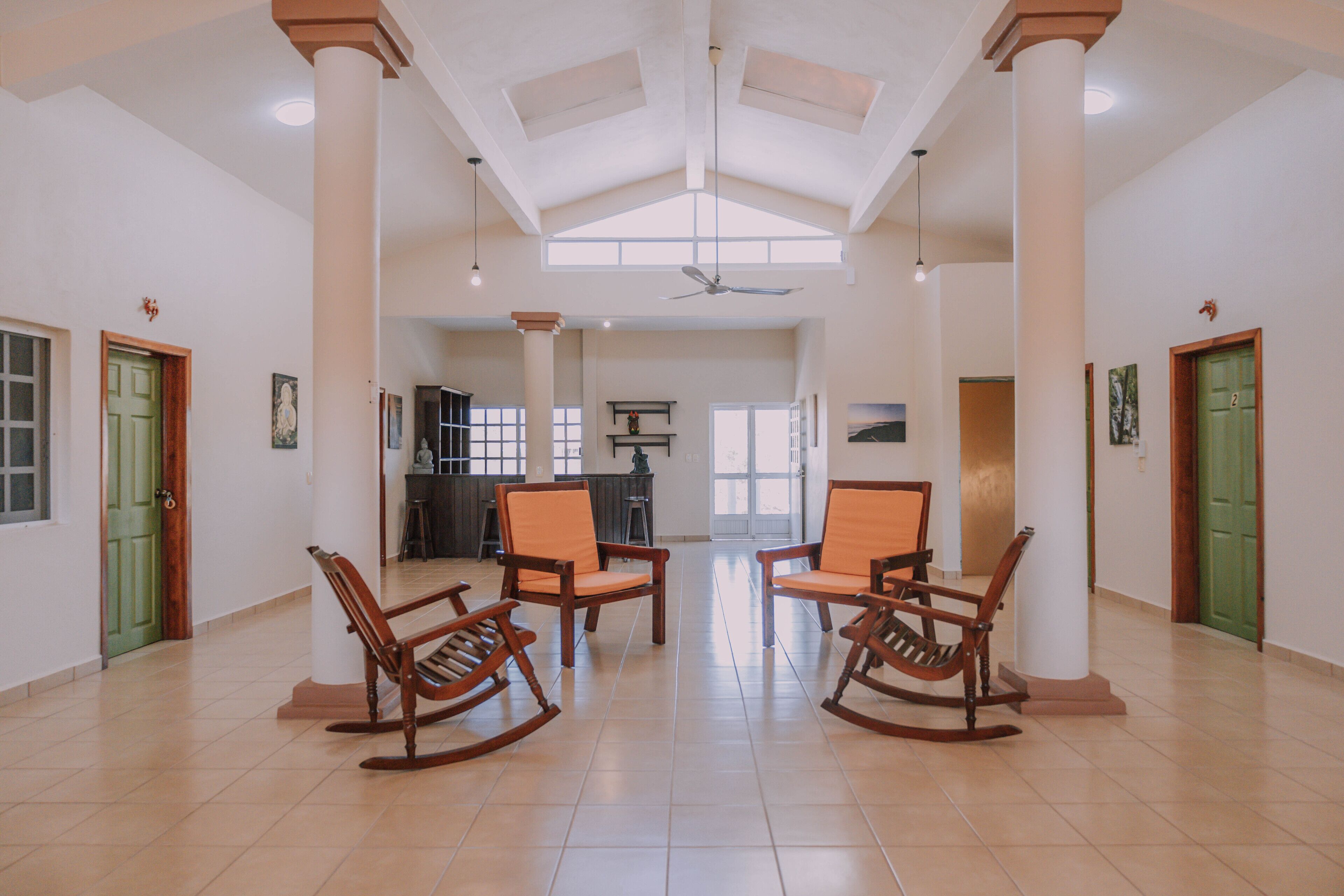 Villa Confort | Área de sala de estar | Smart TV de 55 pulgadas con canales vía satélite, televisión y libros 