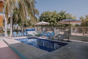Outdoor pool, open 10:00 AM to 11:00 PM, pool umbrellas, sun loungers - Casitas Villa Jasmin (Santa María Tonameca)