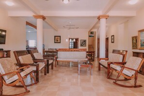 55-Zoll-Smart-TV mit Satellitenempfang, Fernseher, Bücher