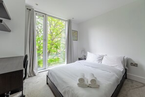 2 bedrooms, iron/ironing board, internet, bed sheets - Modern Charm | 2 Bed | Canal Views | Limehouse (London)