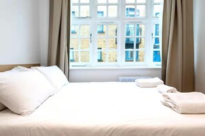 1 dormitorio, tabla de planchar con plancha, Internet y ropa de cama