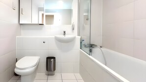 Ein modernes Badezimmer mit Toilette, Waschbecken und Dusche.