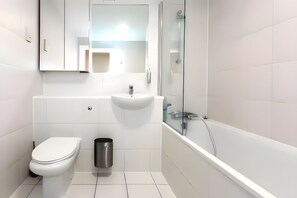 A modern bathroom with a toilet, sink, and shower. - Newly Renovated 1BD Flat, Heart of Camden (London)