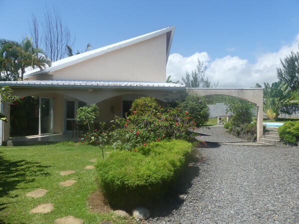 Exterior - Large contemporary house with sea and mountain views (Saint-Benoît)