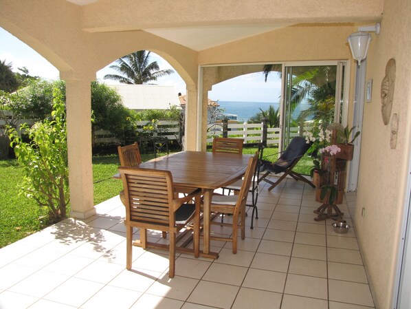 屋外ダイニングエリア