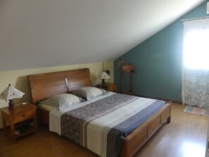 4 bedrooms, desk, iron/ironing board, free WiFi - Large contemporary house with sea and mountain views (Saint-Benoît)