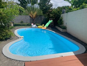 Pool - Large contemporary house with sea and mountain views (Saint-Benoît)