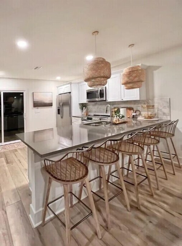 Refrigerador, microondas, horno y parrilla de estufa 