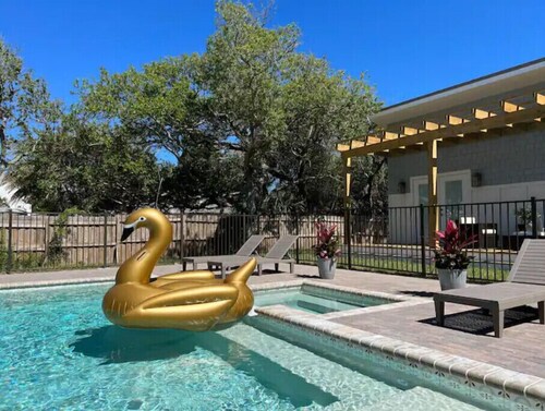 Large Group-Friendly Beach Villa with Heated Pool, Hot Tub & Private Pool House