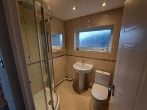 A bathroom with a glass shower enclosure, a pedestal sink, and a toilet. - St Margaret's 2-bed Chalet - Sleeps 4 & Pets ok (Dover)