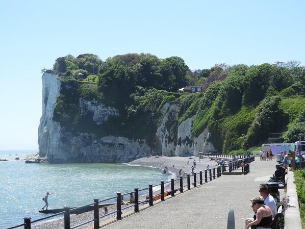 A coastal promenade with a cliff, beach, and a row of beachside cafes. - St Margaret's 2-bed Chalet - Sleeps 4 & Pets ok (Dover)