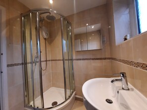 Chalet | Bathroom | Shower, hair dryer, towels