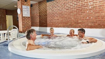 Chalet | Indoor spa tub