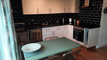 Chalet | Private kitchen | Fridge, microwave, oven, stovetop