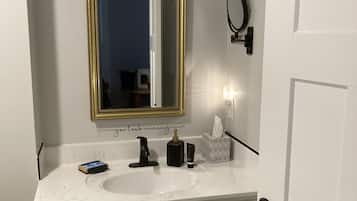 Douche, sĂšche-cheveux, serviettes fournies, savon